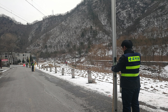 國測一大隊(duì)的技術(shù)人員正在進(jìn)行二等水準(zhǔn)測量 國測一大隊(duì)的技術(shù)人員正在進(jìn)行二等水準(zhǔn)測量