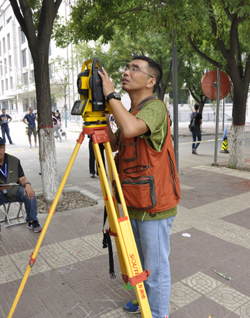 呂建國在使用全站儀進行測量 呂建國在使用全站儀進行測量