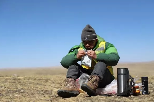在路上解決午餐的測繪隊員 在路上解決午餐的測繪隊員